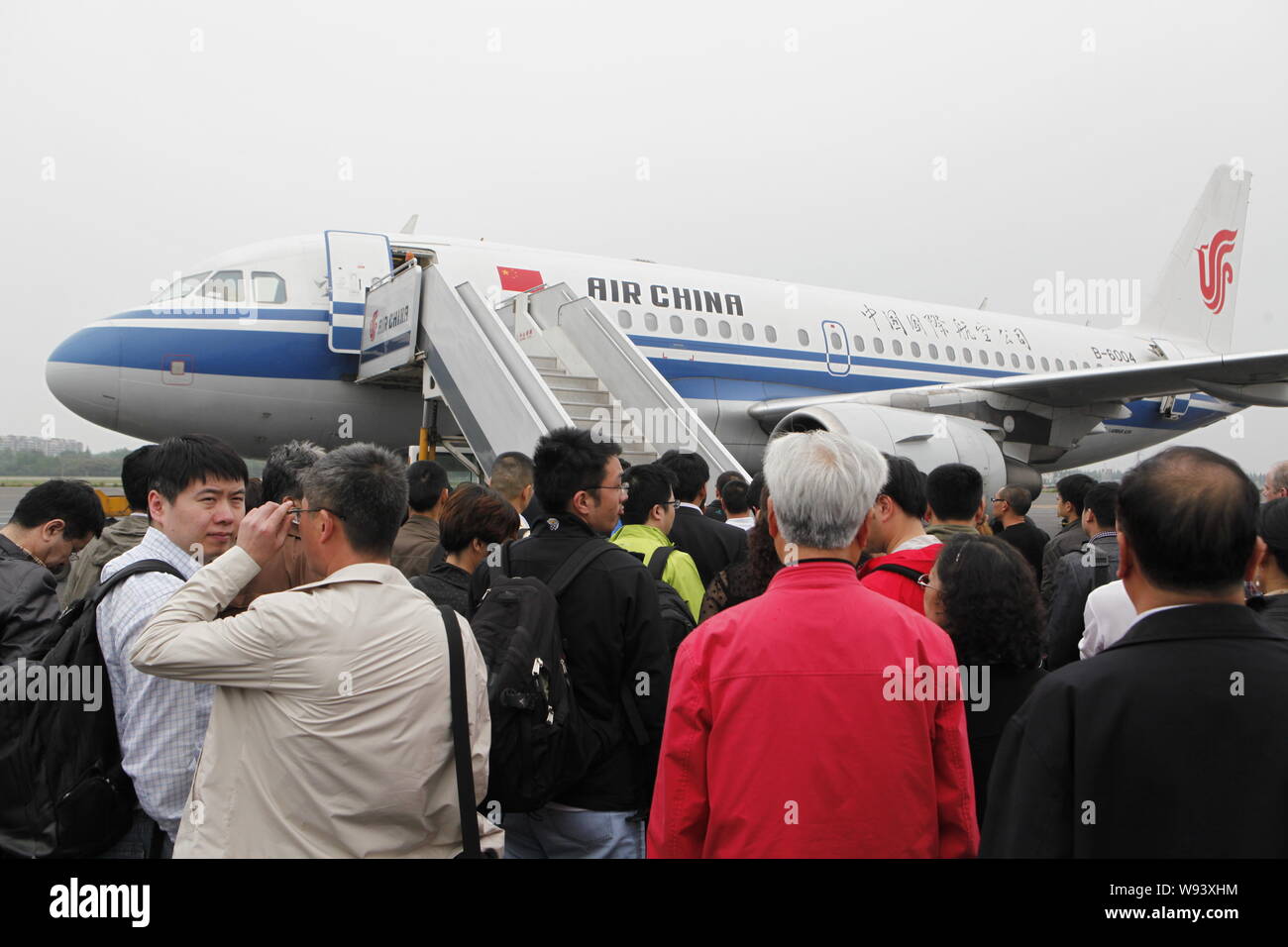 ---- Passagiere ins Flugzeug von Air China am internationalen Flughafen Shanghai Pudong in Shanghai, China, 19. April 2012. Transport Beamte f Stockfoto