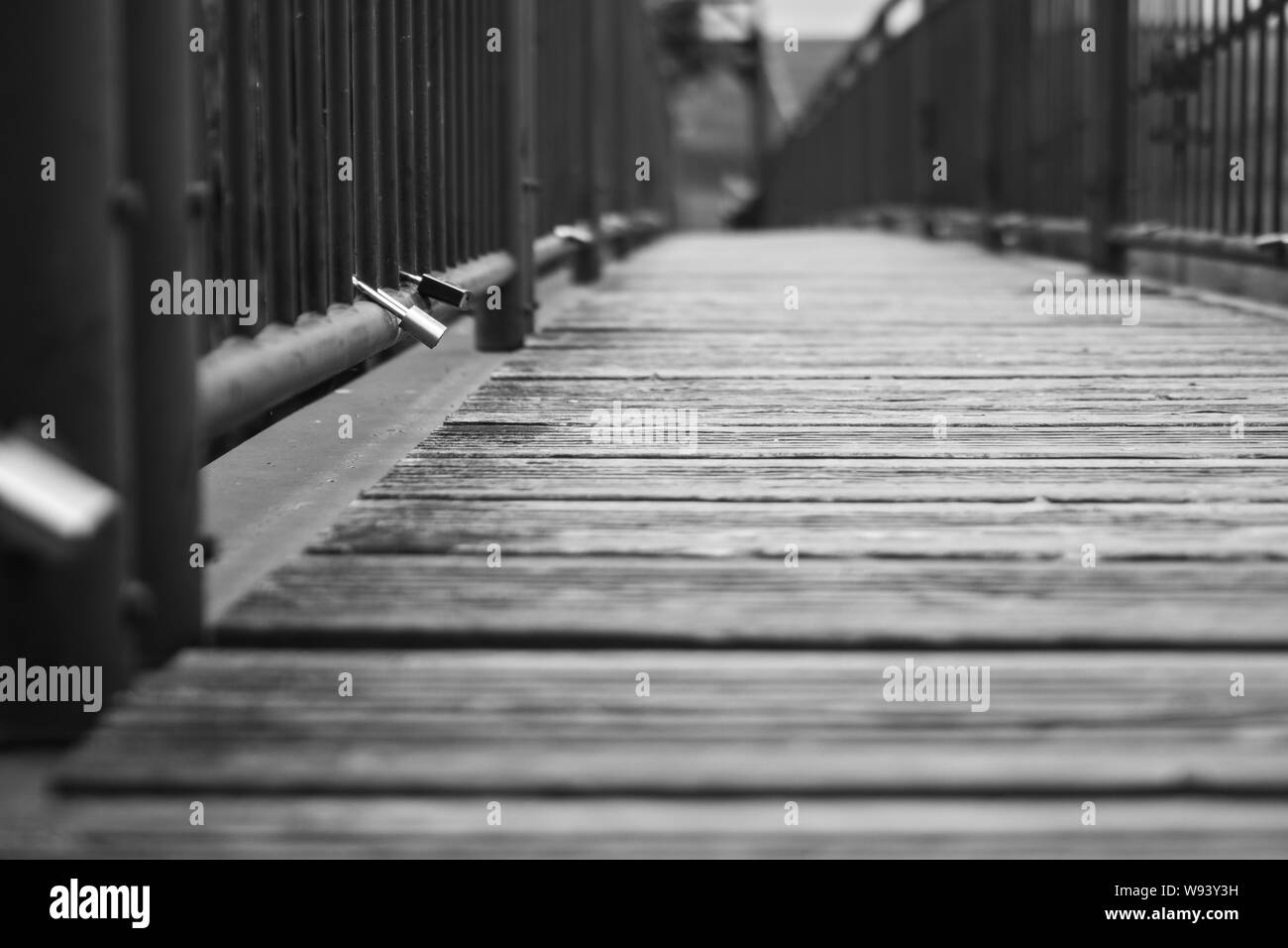Rostige alte Schleuse auf den Geliebten Lock Bridge. Geringe Tiefenschärfe. Stockfoto