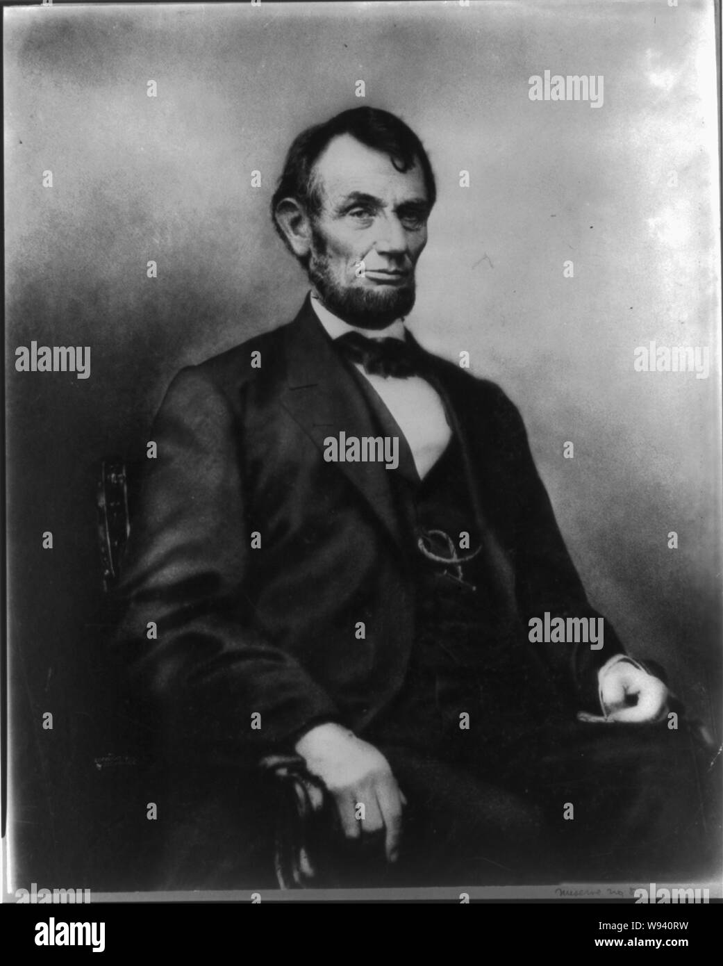 Abraham Lincoln, drei viertel länge Porträt, Sitzen, gegenüber Rechts Haar auf der rechten Seite Lincolns parted Stockfoto