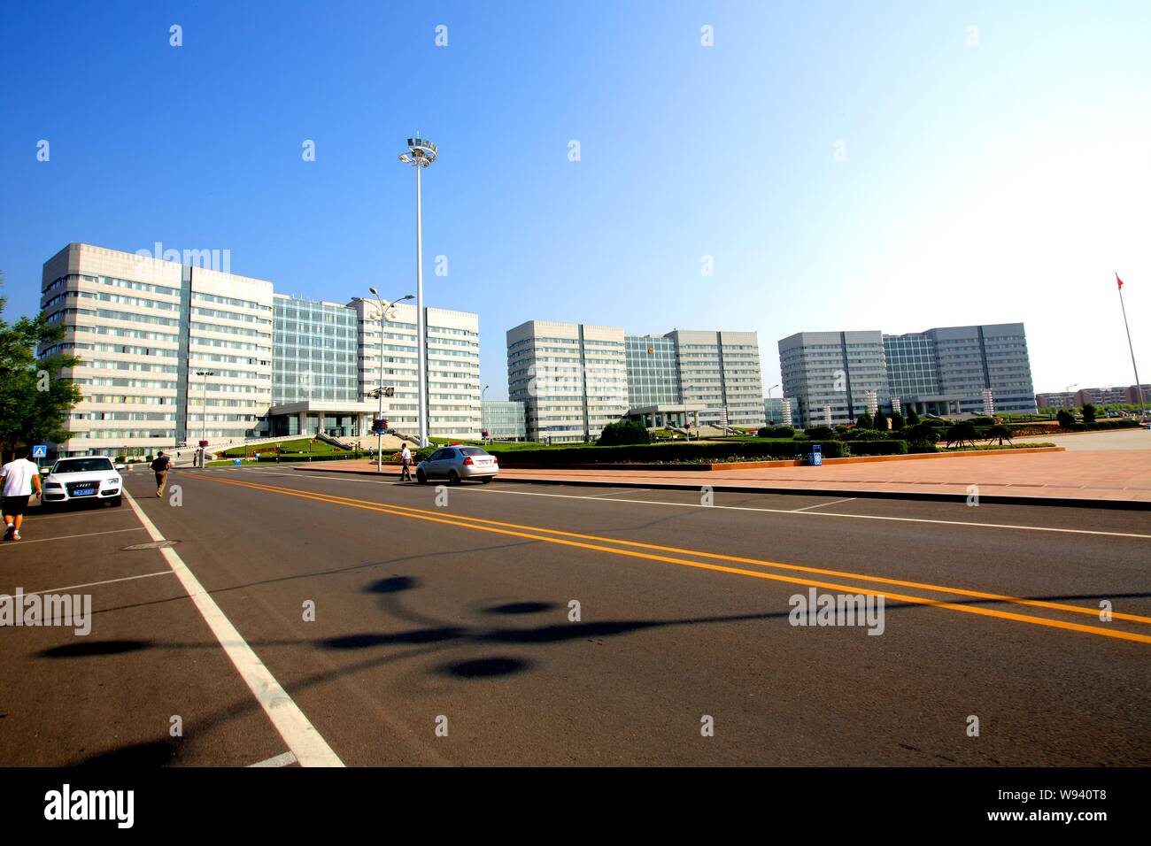 ---- Blick auf die leere Dschingis Khan Platz in Ordos City, North China Autonome Region Innere Mongolei, 10. Juli 2012. Eine chinesische Stadt bekannt für i Stockfoto