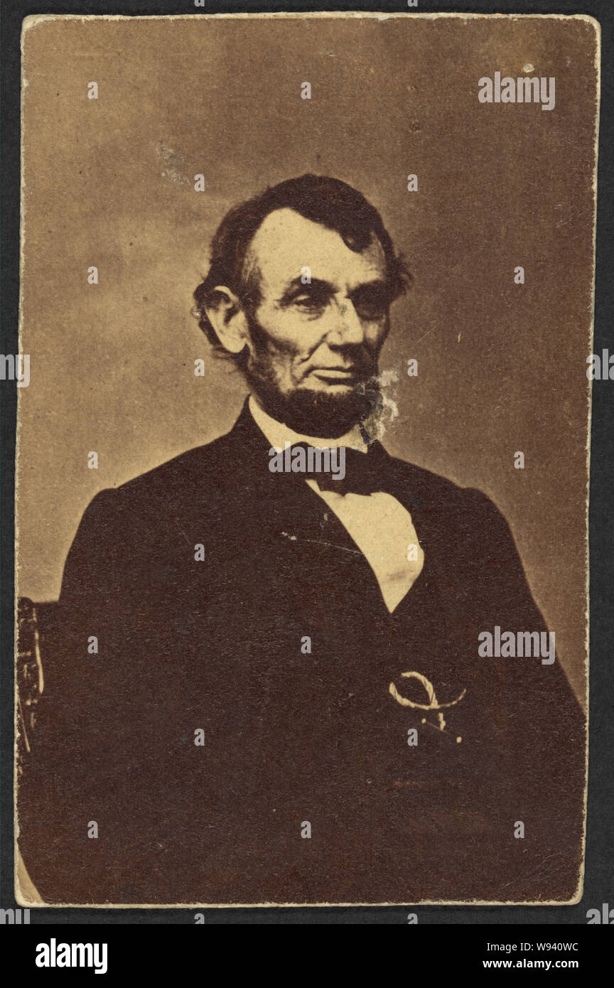 Abraham Lincoln, drei viertel länge Porträt, Sitzen, gegenüber Rechts Haar auf der rechten Seite Lincolns parted Stockfoto