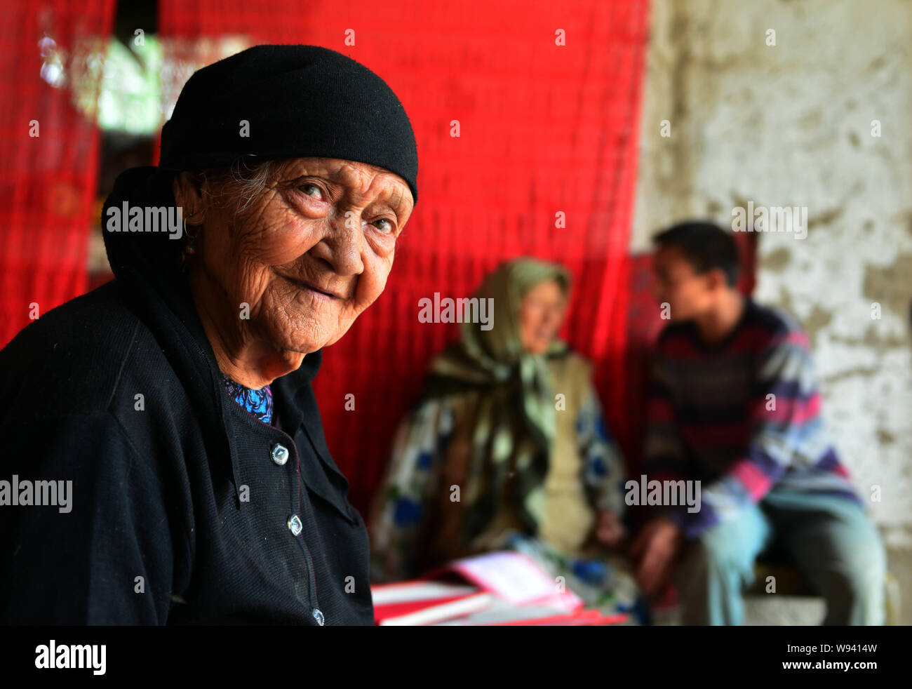 Chinesischen uigurischen Frau Ali Mihan, front, 127 Jahre alt, dargestellt in Shule County ist, Kashgar Präfektur, Northwest China Xinjiang Uygur Autonom Stockfoto