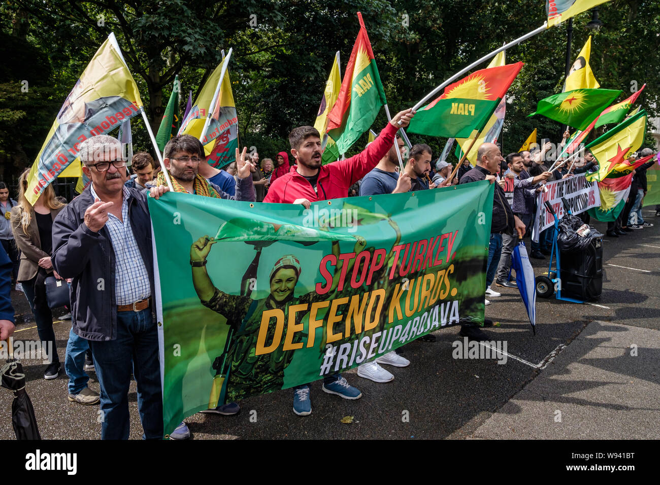 London, Großbritannien. 12. August 2019. Kurden und Unterstützer Protest an der Türkischen Botschaft über die türkischen Pläne kurdischen Gebieten des östlichen Syrien mit Hilfe von Rebellen einzudringen, einschließlich ist Kämpfer. Sie werfen der faschistischen türkischen Staat zu vernichten, das kurdische Volk und Kultur sowie das kurdische Volk Schutz der Einheiten, ist besiegt. Sie wollen die autonomen kurdischen Gebieten in Syrien, eine multiethnische Demokratie unter Wahrung der Rechte von Frauen und Minderheiten zu zerstören. Peter Marshall / alamy Leben Nachrichten Stockfoto