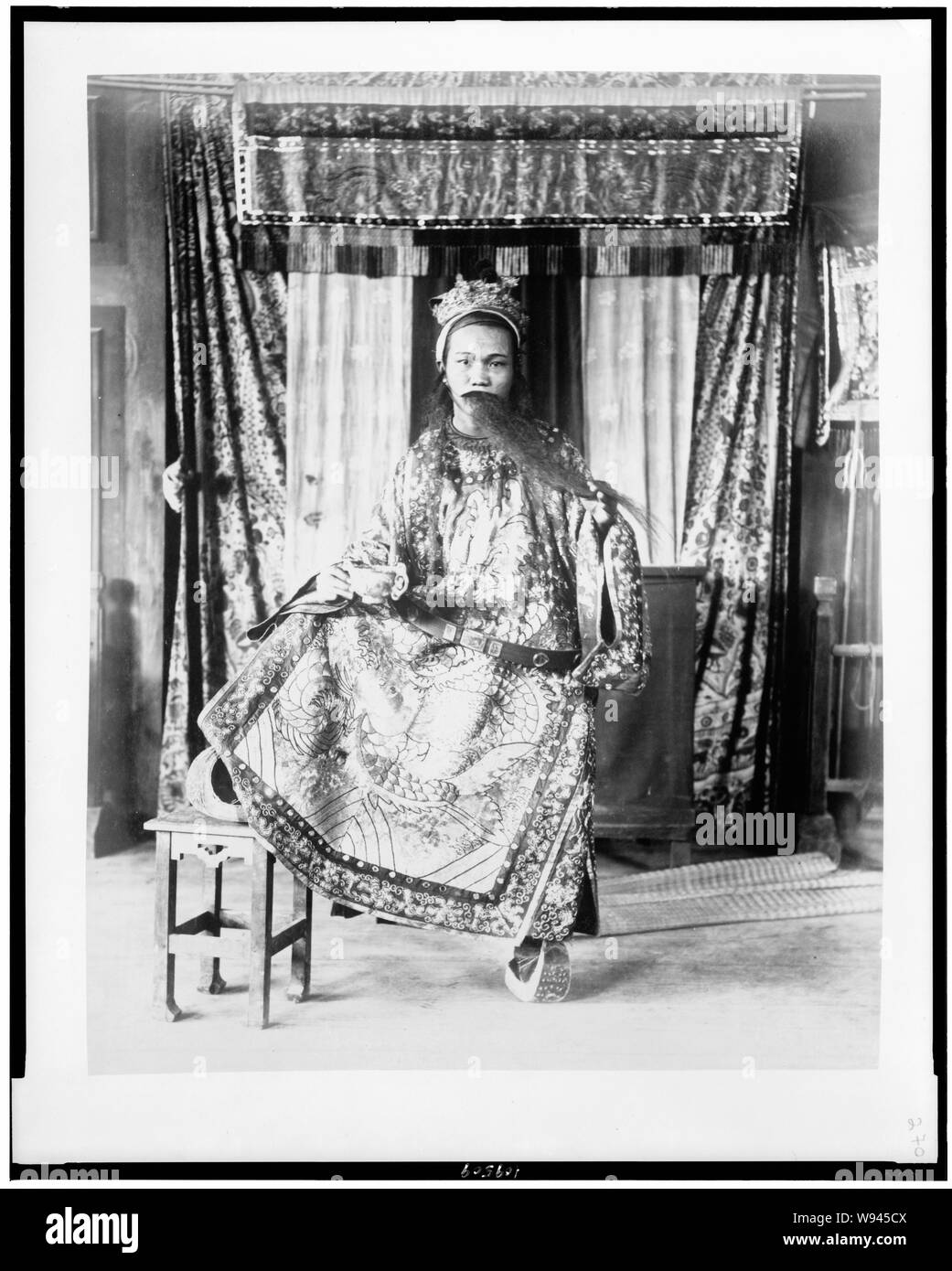 Schauspieler, von Theater Annamite, full-length Portrait, in Kostüm, Paris Exposition, 1889 Stockfoto