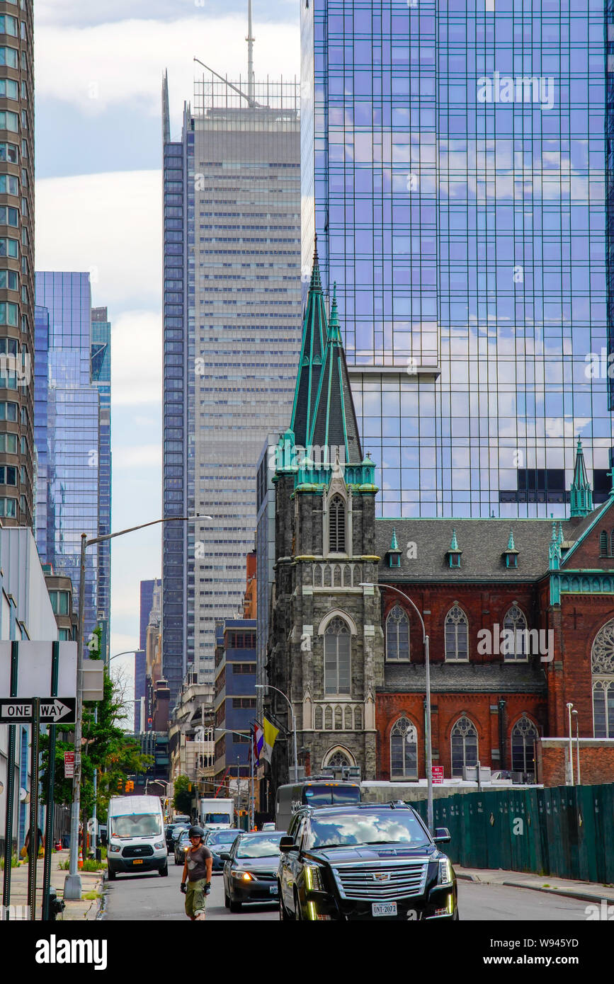 Blick auf die 41th St. Augusti 2019, Kirche der Hll. Cyrill und Methodius und St. Raphael ich vorne, Manhattan, New York City, USA. Stockfoto