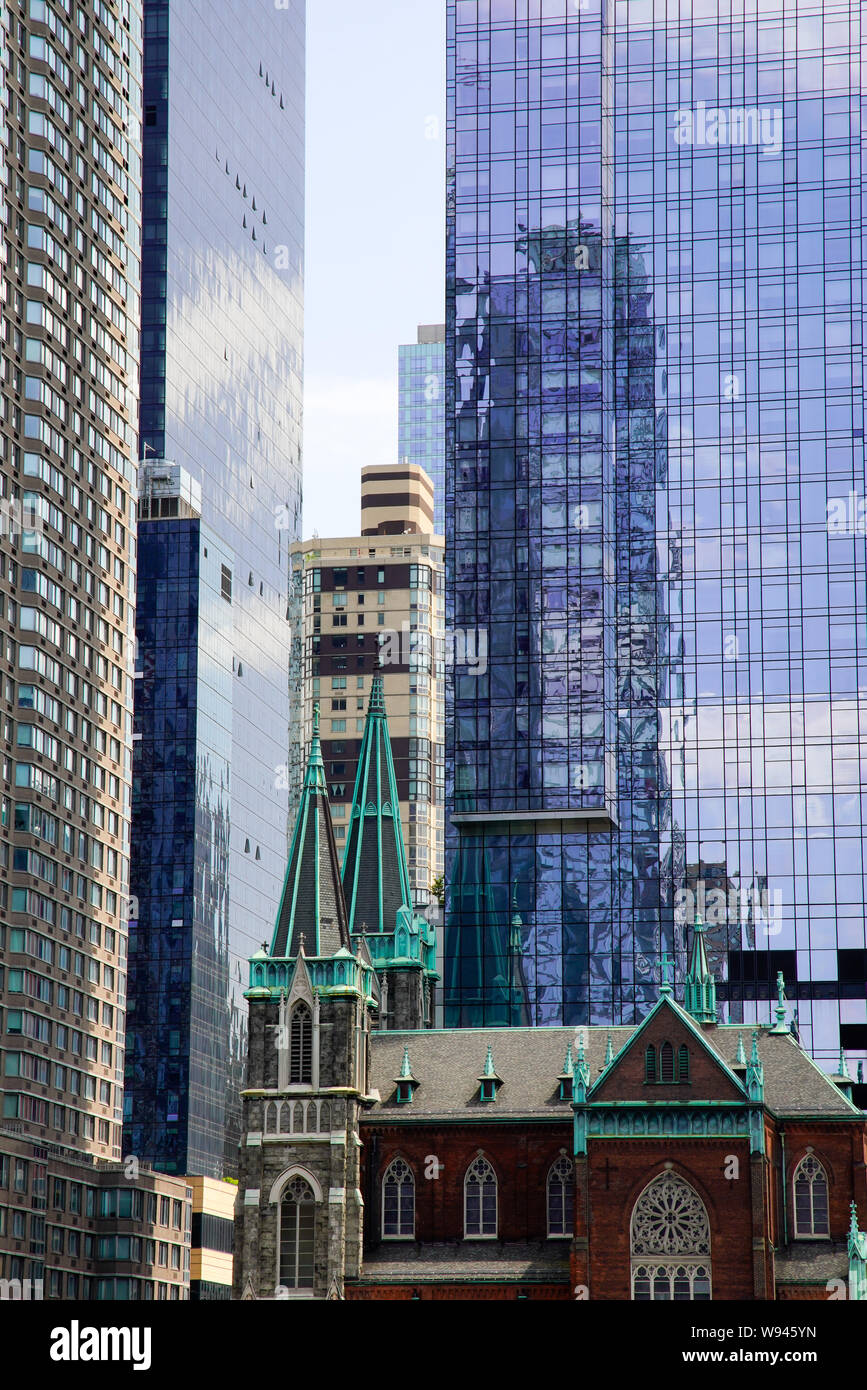 Blick auf die 41th St. Augusti 2019, Kirche der Hll. Cyrill und Methodius und St. Raphael ich vorne, Manhattan, New York City, USA. Stockfoto