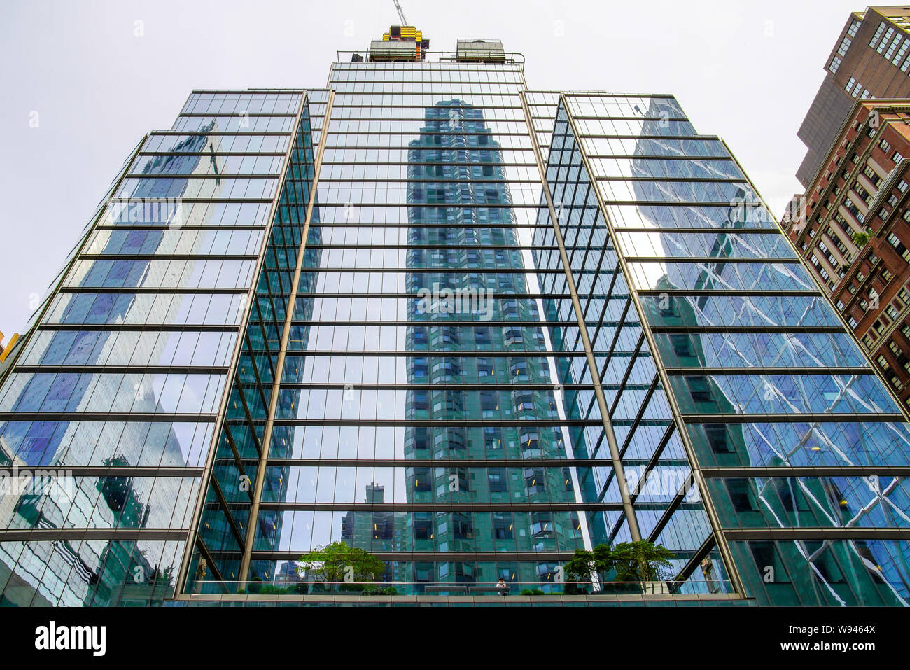 Reflexion des Condos Apartments in Gebäude durch 977 8. Ave; W 57th Street, Manhattan, New York City, USA. Stockfoto