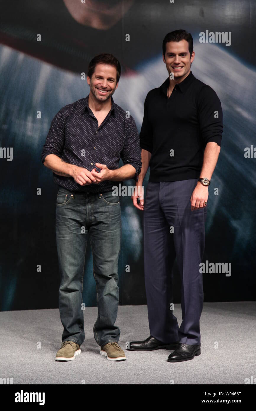 Der britische Schauspieler Henry Cavill, rechts, und der amerikanische Regisseur Zack Snyder, Links, auf einer Pressekonferenz des neuen Films, Mann aus Stahl, in der 16 Stellen Stockfoto