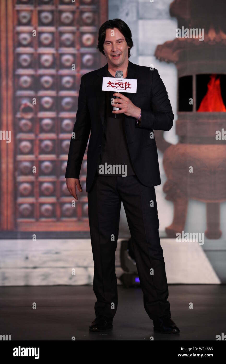 Kanadische Schauspieler Und Regisseur Keanu Reeves Spricht Bei Einer Pressekonferenz Zur Premiere Des Films Einem Mann Von Taichi Wahrend Des 16 Shanghai Internati Stockfotografie Alamy