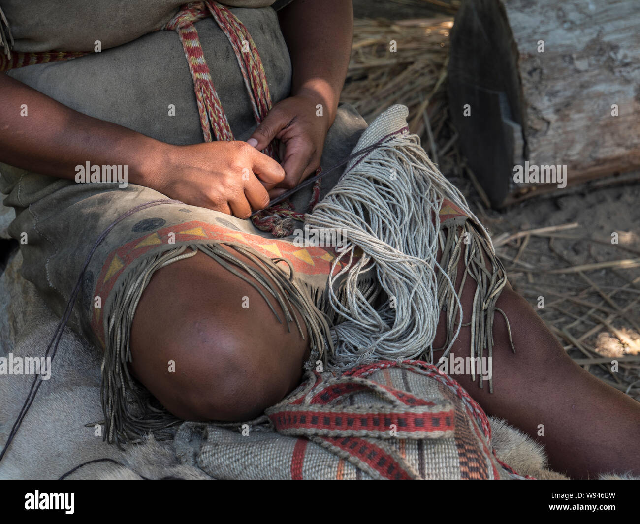 Wampanoag Frau weben einen Beutel Stockfoto