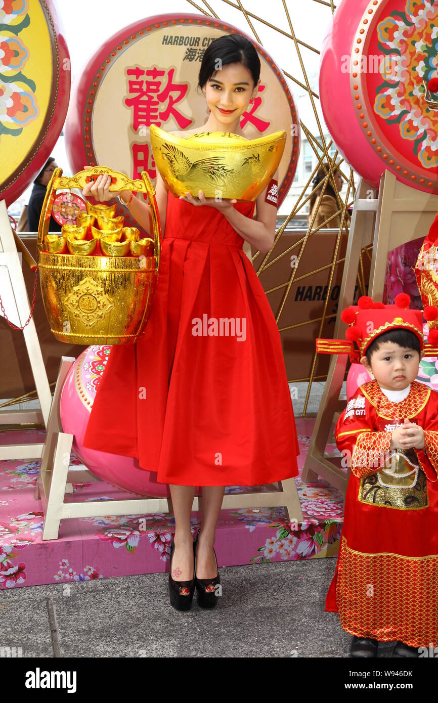 Hong Kong Model und Schauspielerin Angelababy Posen zu einem Frühlingsfest Aktivität in Hongkong, China, 31. Januar 2013. Stockfoto