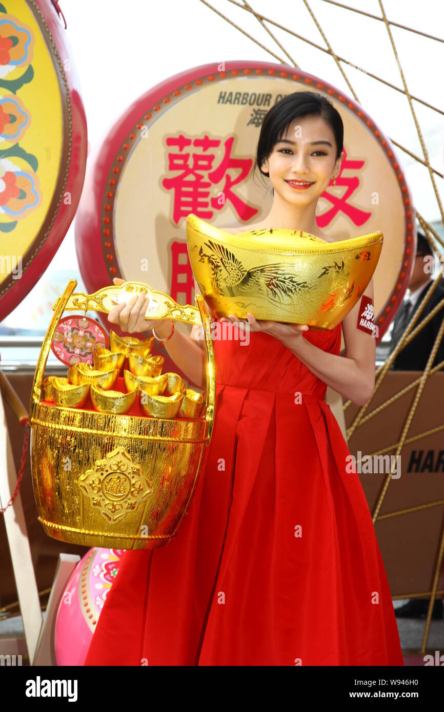 Hong Kong Model und Schauspielerin Angelababy Posen zu einem Frühlingsfest Aktivität in Hongkong, China, 31. Januar 2013. Stockfoto