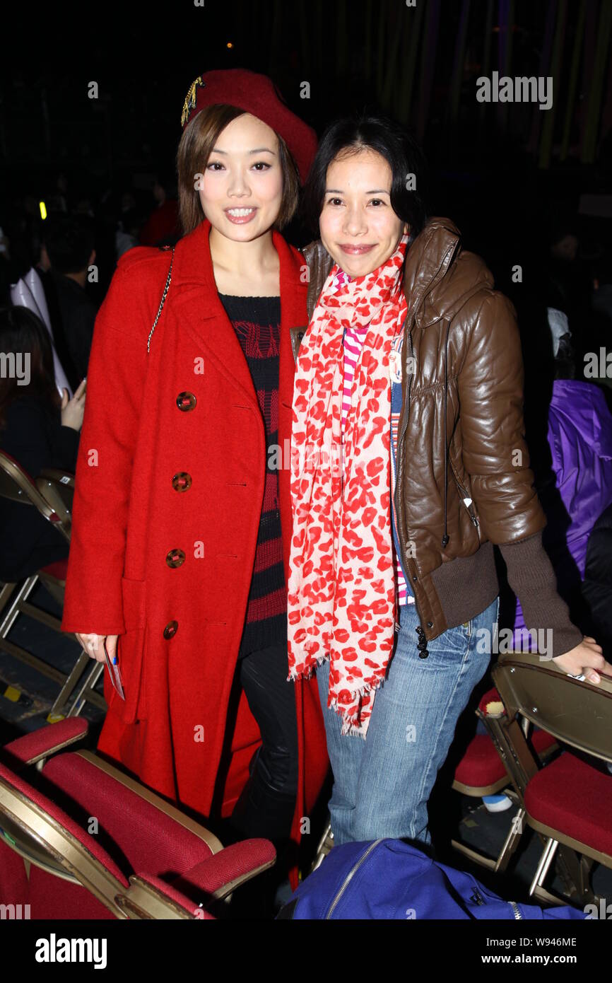 Hong Kong Sänger Joey Yung (links), Karen Mok (rechts) darstellen, während sie an Kary Ngs Konzert in Hongkong, China, 9. Januar 2012. Stockfoto