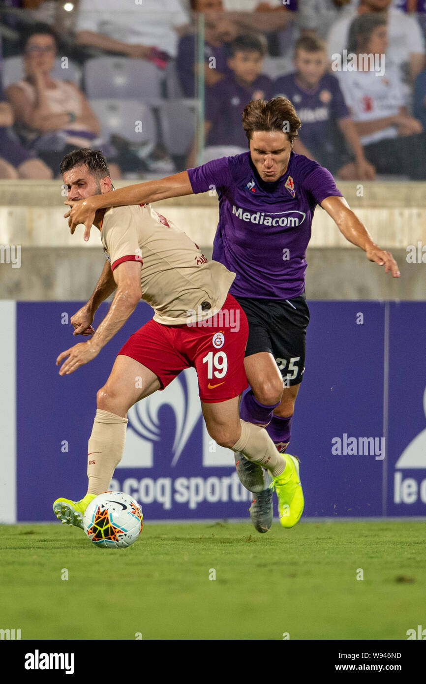 Federico Chiesa (Fiorentina) Omer Bayram (Galatasaray) während der Vorsaison Freundschaftsspiel zwischen Fiorentina 4-1 Galatasaray bei Artenio Franchi Stadium am 11. August 2019 in Florenz, Italien. Credit: Maurizio Borsari/LBA/Alamy leben Nachrichten Stockfoto