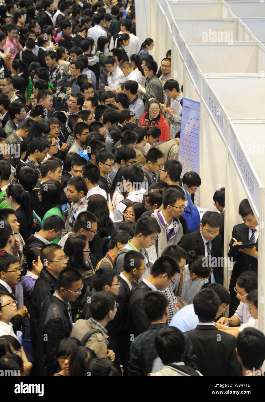 Chinesische Arbeitssuchende stände Masse an einem Job Fair in der Stadt Harbin, Provinz Heilongjiang, China, 10. September 2013. China wird sich bemühen, zu creat Stockfoto