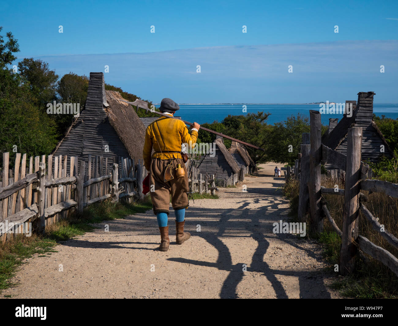 Mann auf der Straße an der Plymouth Colony Stockfoto
