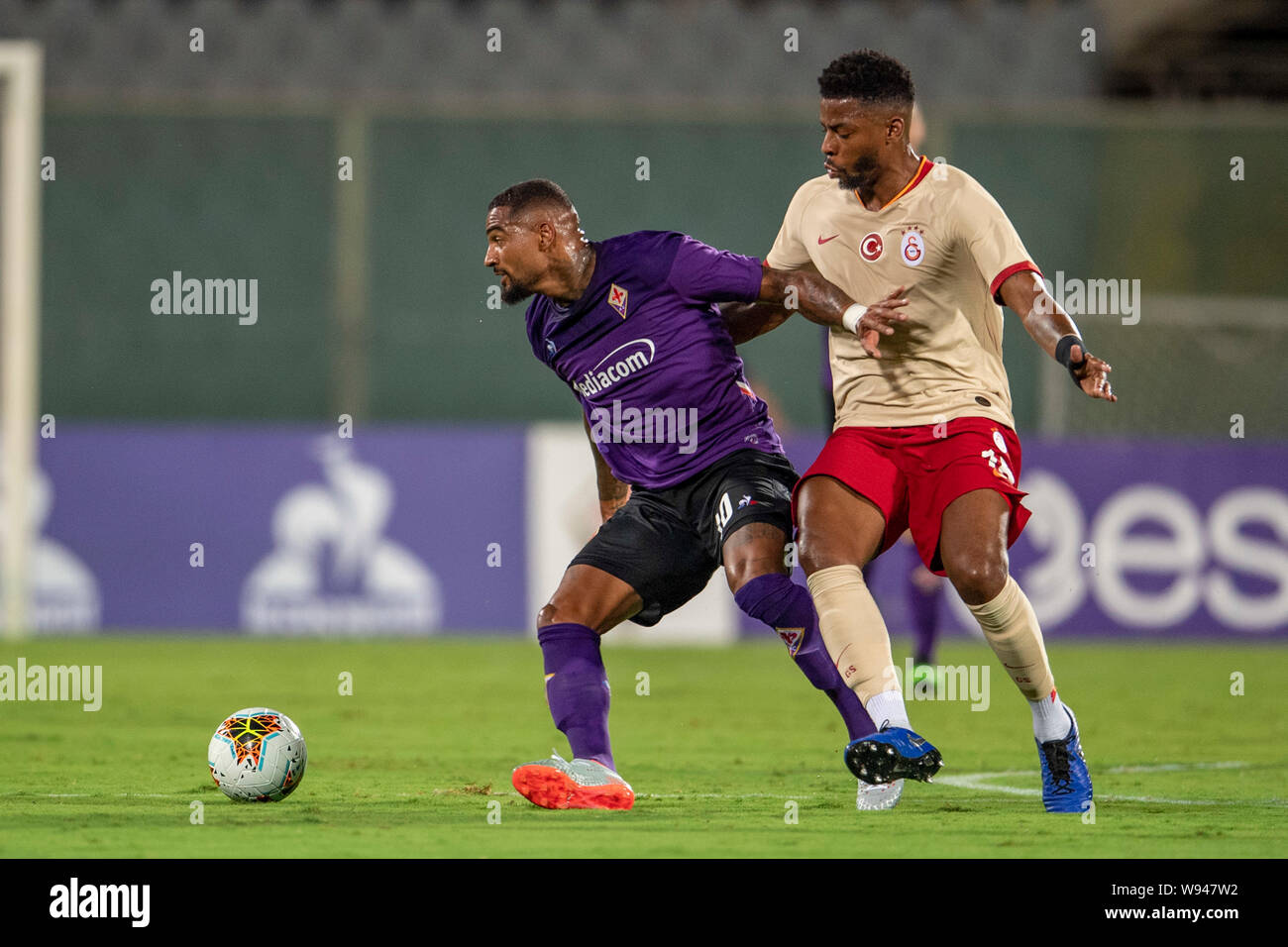 Kevin-Prince Boateng (Fiorentina) Ryan Donk (Galatasaray) während der Vorsaison Freundschaftsspiel zwischen Fiorentina 4-1 Galatasaray bei Artenio Franchi Stadium am 11. August 2019 in Florenz, Italien. Credit: Maurizio Borsari/LBA/Alamy leben Nachrichten Stockfoto