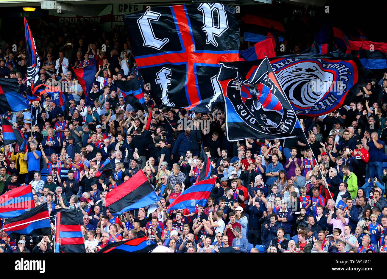 Crystal Palace Fans auf den Tribünen zeigen ihre Unterstützung vor Beginn der Premier League Spiel im Selhurst Park, London. Stockfoto