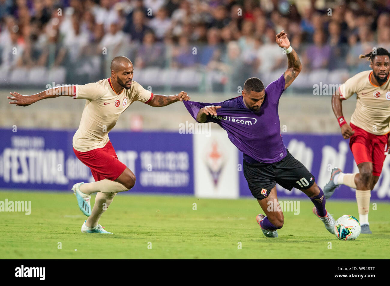 Kevin-Prince Boateng (Fiorentina) Marcao (Galatasaray) während der Vorsaison Freundschaftsspiel zwischen Fiorentina 4-1 Galatasaray bei Artenio Franchi Stadium am 11. August 2019 in Florenz, Italien. Credit: Maurizio Borsari/LBA/Alamy leben Nachrichten Stockfoto