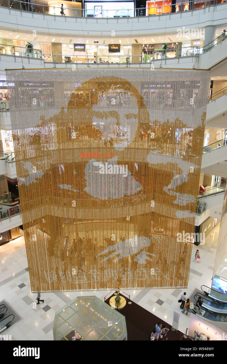 Eine goldene Porträt der Mona Lisa, die aus mehr als 100.000 Ferrero Rocher Schokolade Kugeln ist im Grand Gateway Shopping Mall in Shanghai, China, hing. Stockfoto