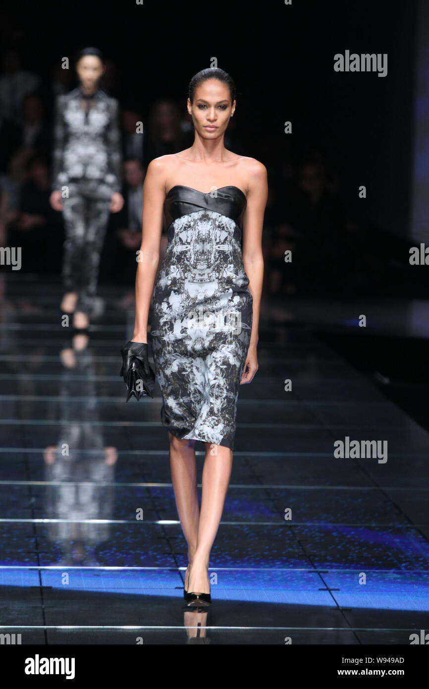 Ein Modell zeigt eine neue Schöpfung auf einer Modenschau der Hugo Boss in Shanghai, China, 30. Mai 2013. Stockfoto