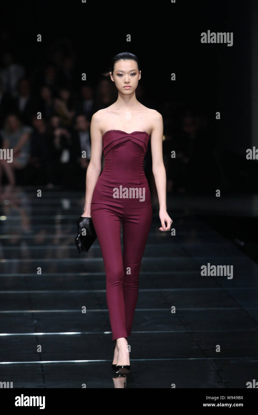 Ein Modell zeigt eine neue Schöpfung auf einer Modenschau der Hugo Boss in Shanghai, China, 30. Mai 2013. Stockfoto