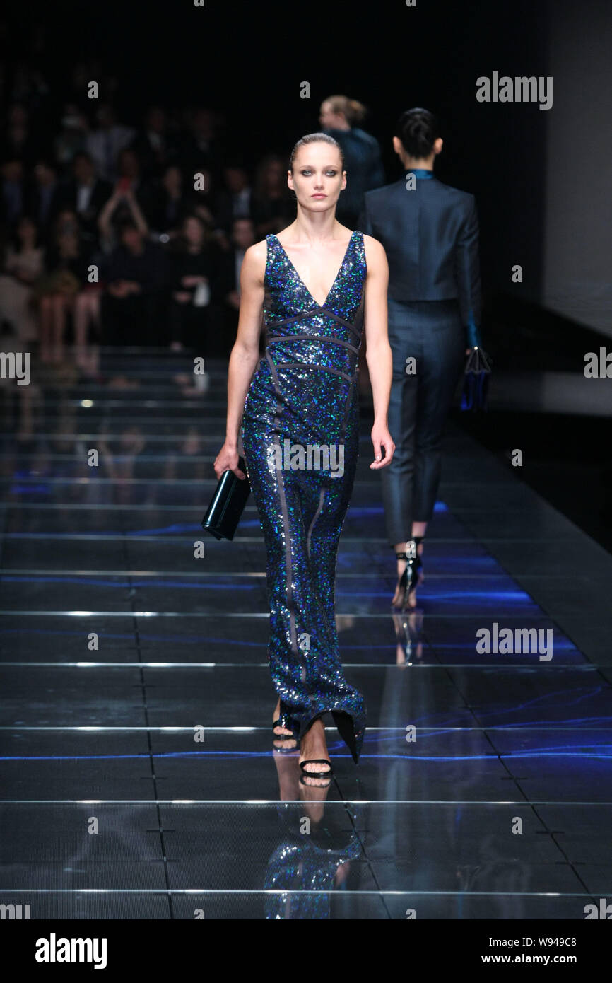 Ein Modell zeigt eine neue Schöpfung auf einer Modenschau der Hugo Boss in Shanghai, China, 30. Mai 2013. Stockfoto