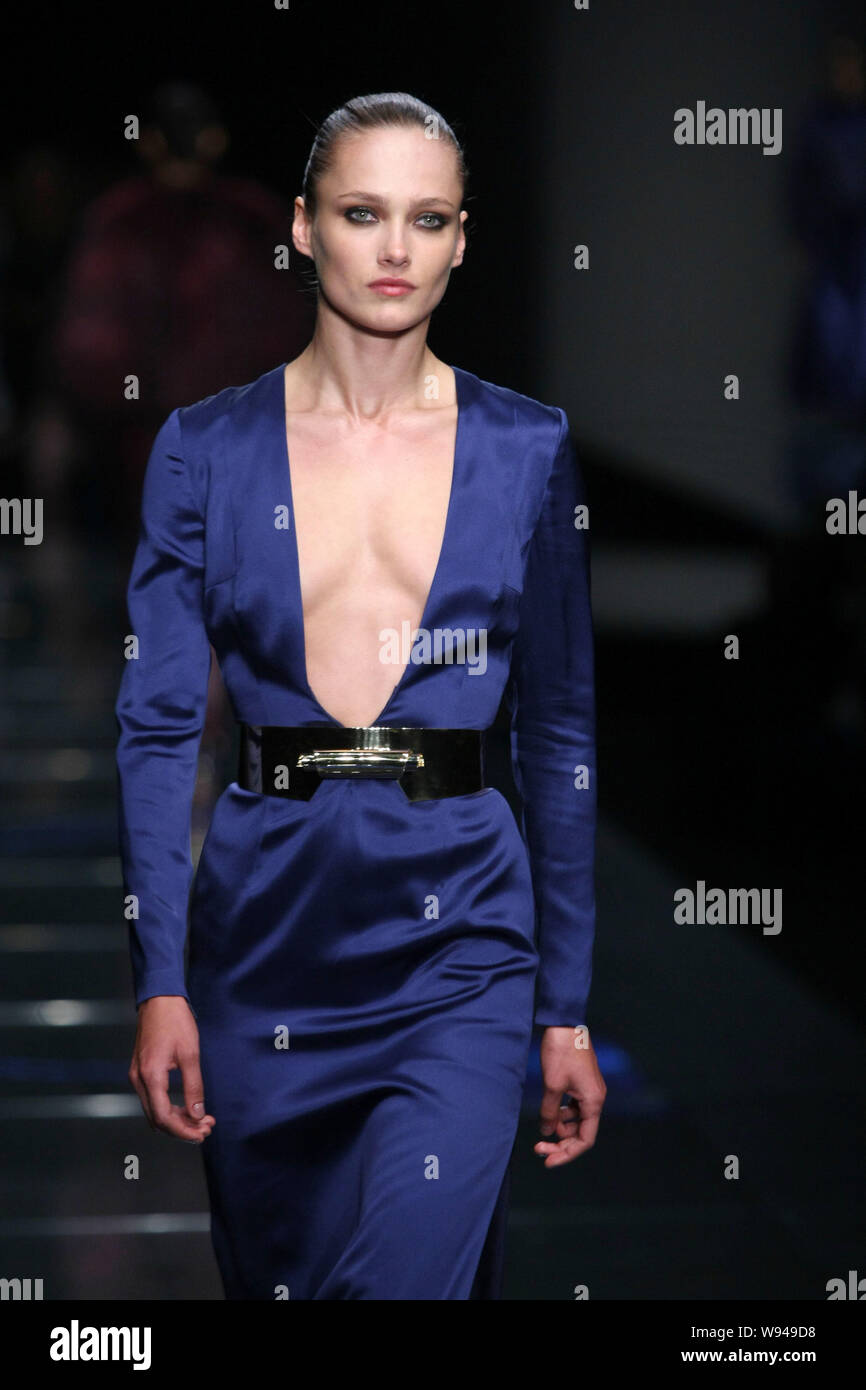 Ein Modell zeigt eine neue Schöpfung auf einer Modenschau der Hugo Boss in Shanghai, China, 30. Mai 2013. Stockfoto