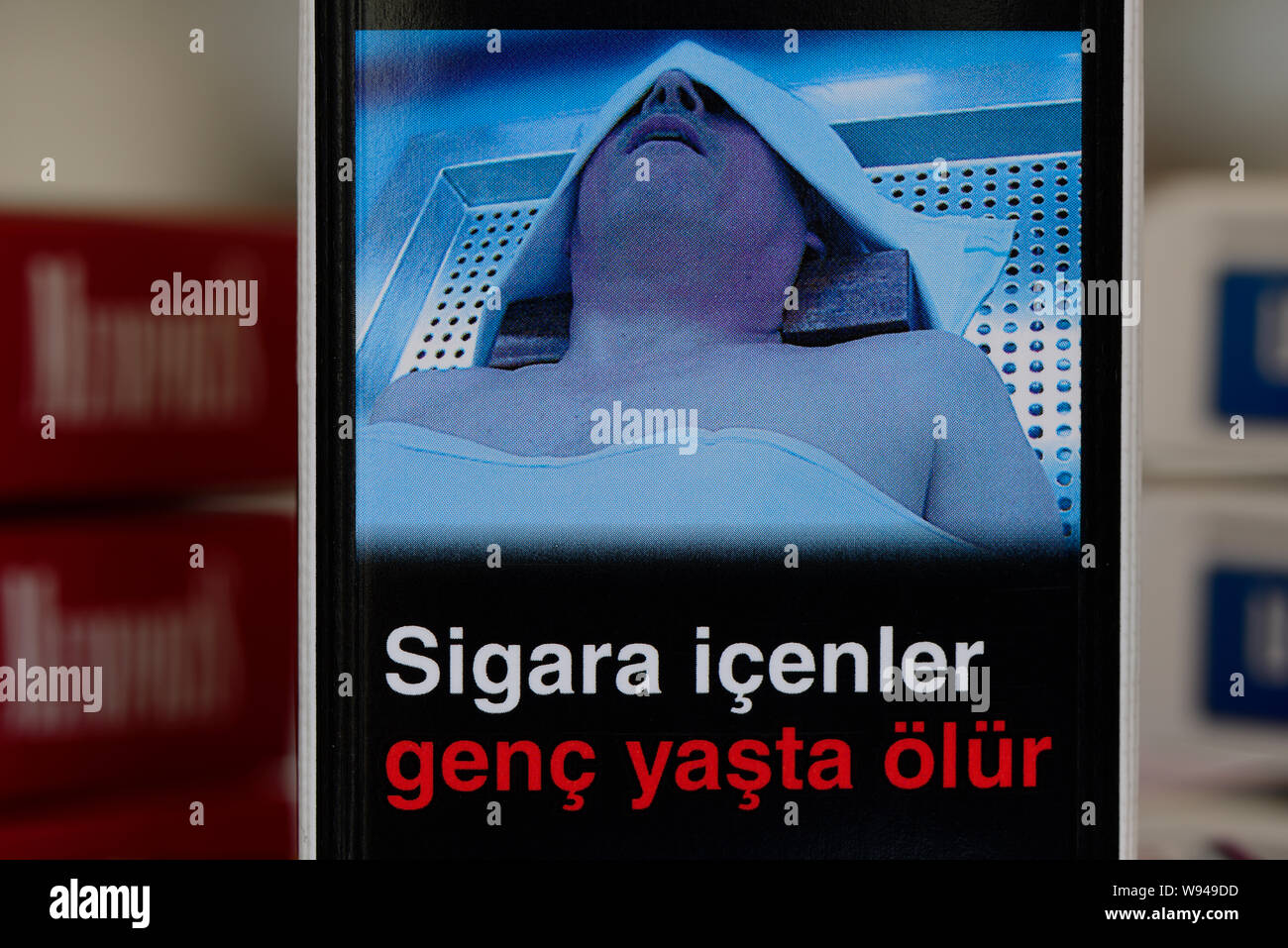 Türkische Zigarettenpackungen mit Gesundheitswarnungen. Stockfoto