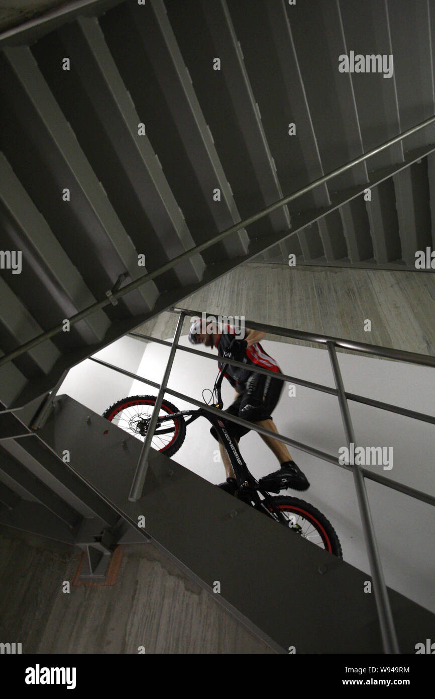 Krystian Herba, Polnische Radfahrer klettert 2.754 Stufen auf den 492 Meter hohen Shanghai World Financial Center in 1 Stunde, 21 Minuten und 53 Sekunden erreichen. Stockfoto