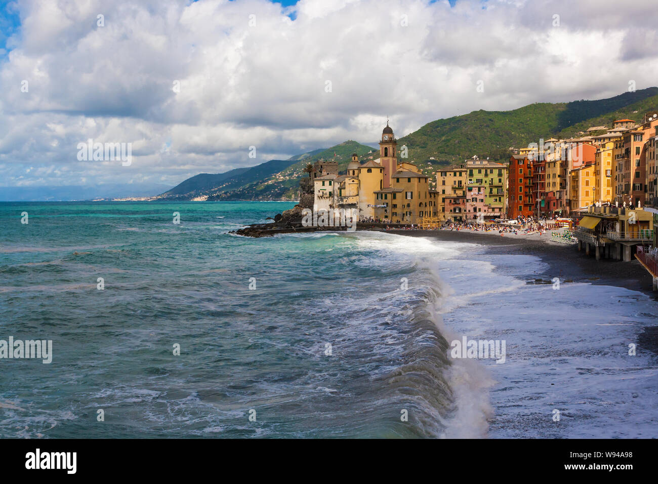 Anzeigen von Camogli mit seiner stürmischen See in der Ligurischen Riviera in Italien. Stockfoto