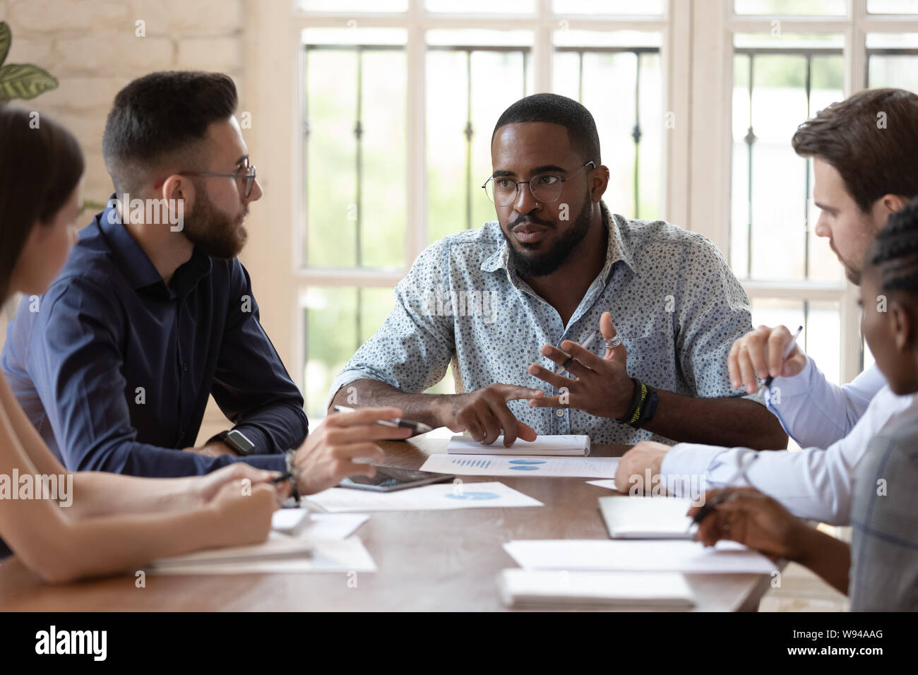 Schwere männliche schwarze Executive sprechen Leute an Briefing Personal Stockfoto