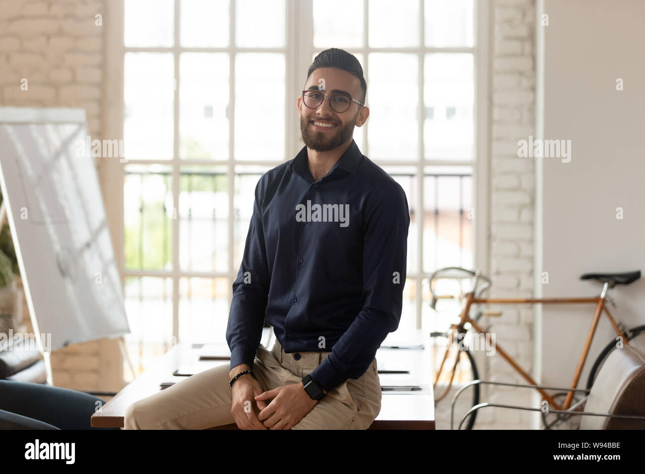 Glückliche junge Geschäftsmann creative Office Manager auf Kamera, Porträt Stockfoto