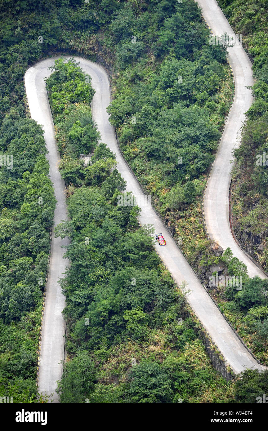 Italienische Fahrer Federico Sceriffo, Antriebe auf der Twisted Straße Der tianmen Mountain in Granby, Zentrale China Provinz Hunan, 17. August 2013. T Stockfoto