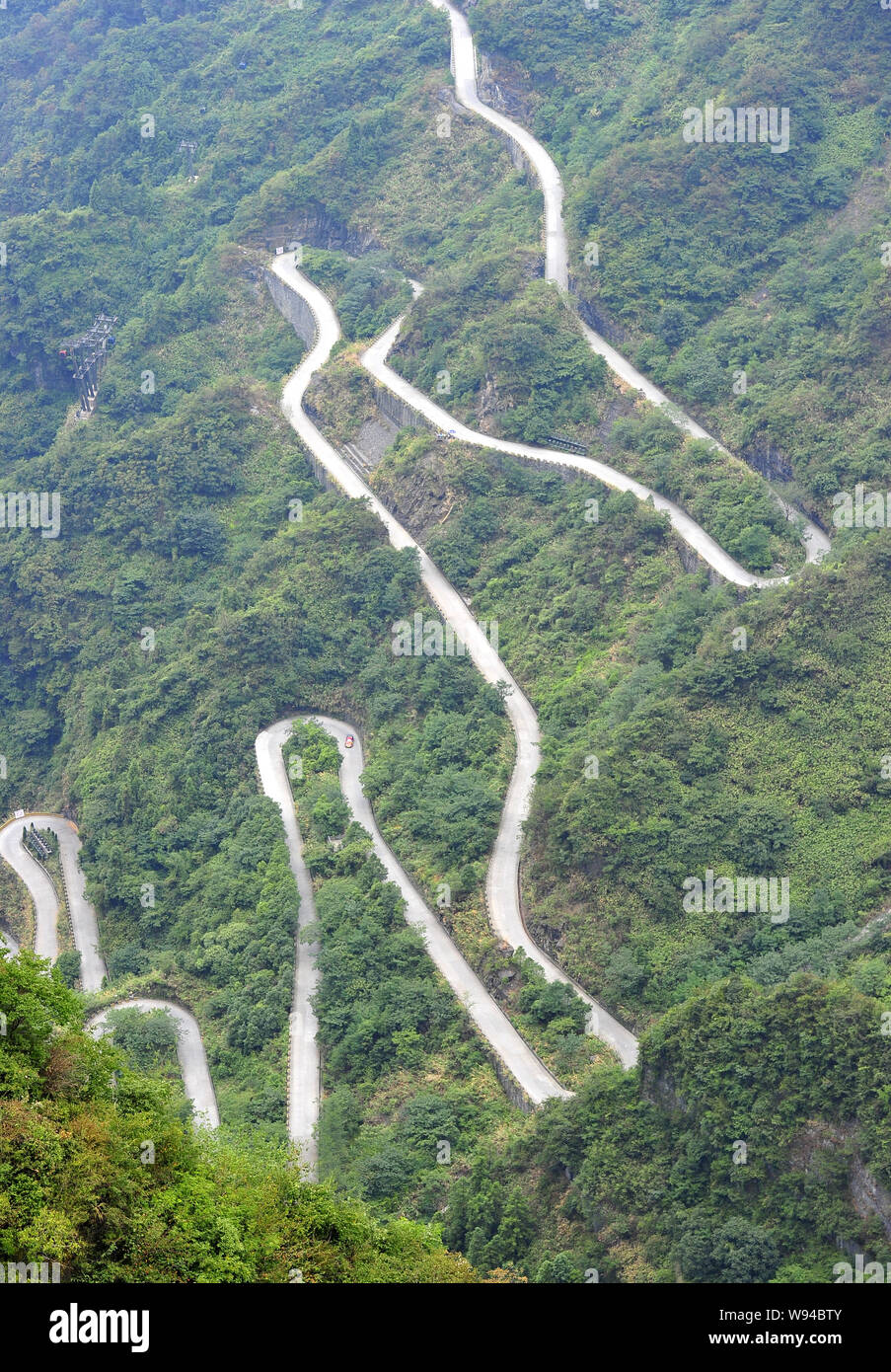 Italienische Fahrer Federico Sceriffo, Antriebe auf der Twisted Straße Der tianmen Mountain in Granby, Zentrale China Provinz Hunan, 17. August 2013. T Stockfoto