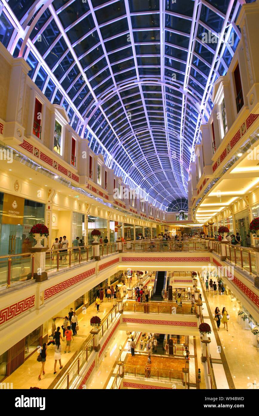 Kunden besuchen die Globale Harbour Shopping Center in Shanghai, China, 5. Juli 2013. Ein mega-kommerziellen Komplex am Freitag (5. Juli 2013) in Chang geöffnet Stockfoto
