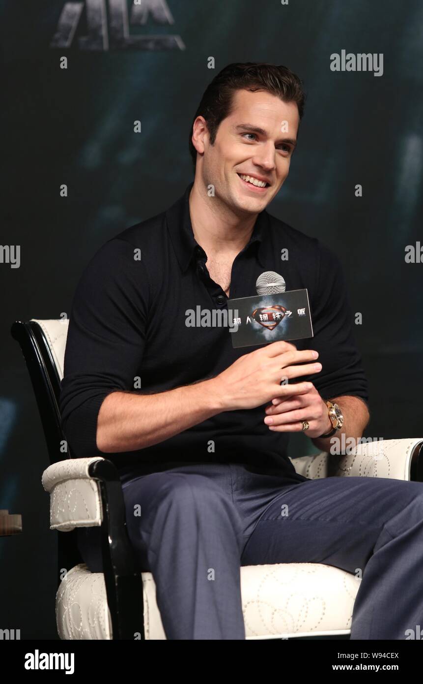 Der Britische Schauspieler Henry Cavill Lacheln Auf Einer Pressekonferenz Des Neuen Films Mann Aus Stahl Wahrend Des 16 Shanghai International Film Festival In Shangh Stockfotografie Alamy