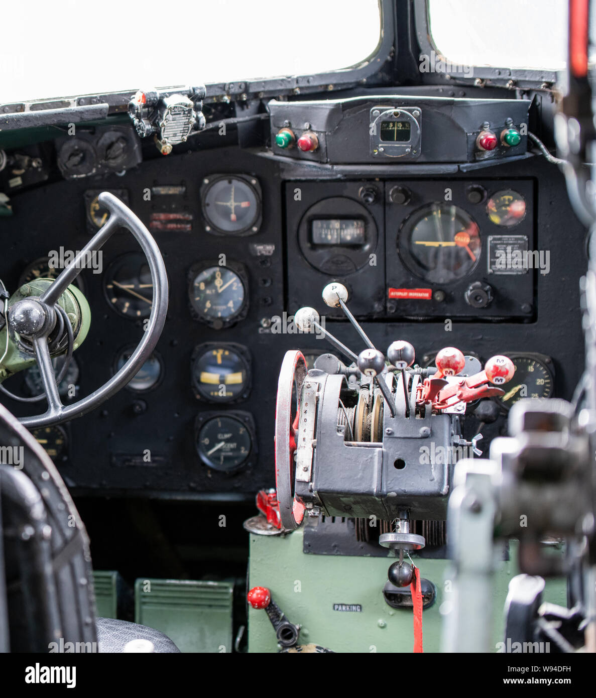 YORK, Großbritannien - 6 August 2019: WW 2 Douglas Dakota IV C-47 B Cockpit shot von innen an einem sonnigen Tag Stockfoto