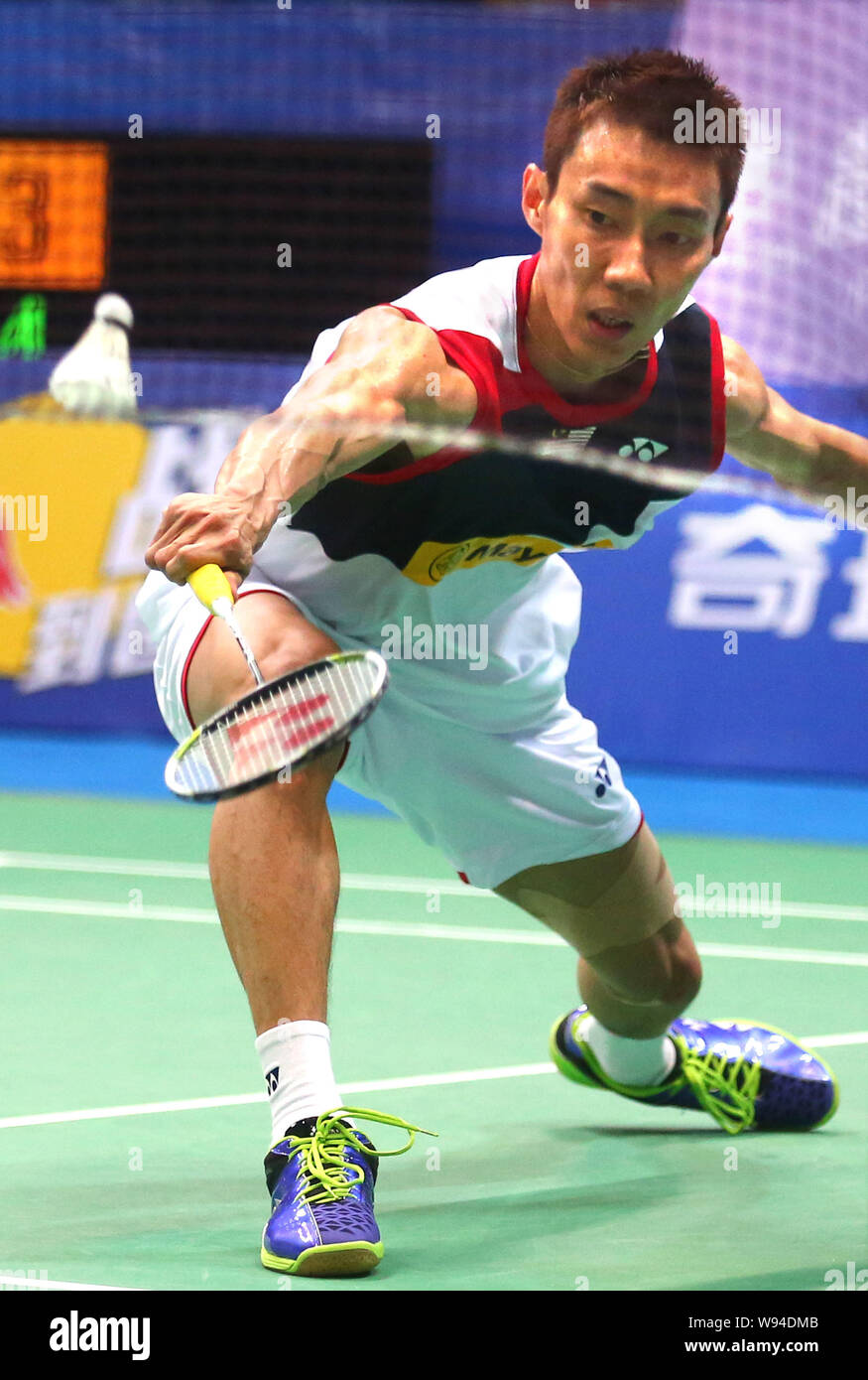 Malaysischen Badmintonspieler Lee Chong Wei hits Zurück während der Mens Singles Endrunden der BWF WM 2013 in Guangzhou, Süd China Guang Stockfoto