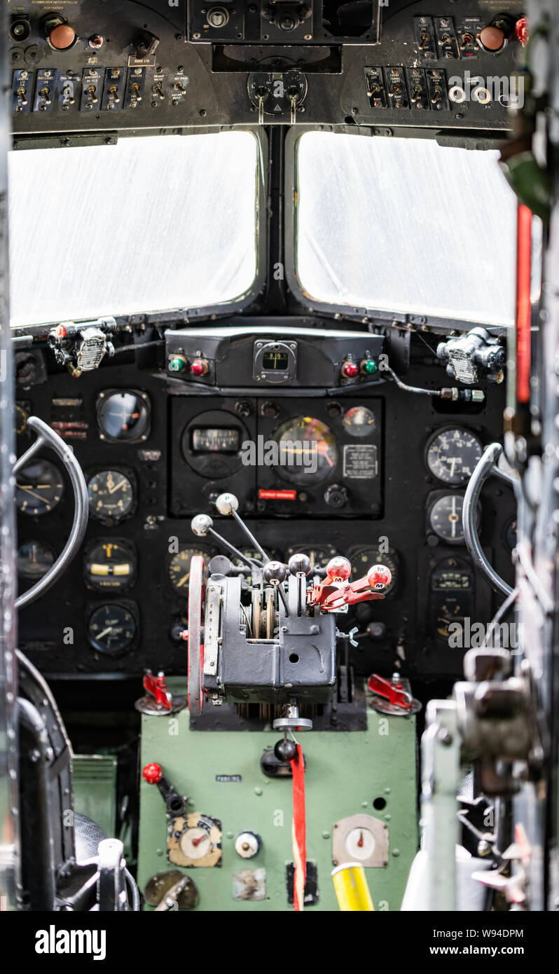 YORK, Großbritannien - 6 August 2019: WW 2 Douglas Dakota IV C-47 B Cockpit shot von innen an einem sonnigen Tag Stockfoto
