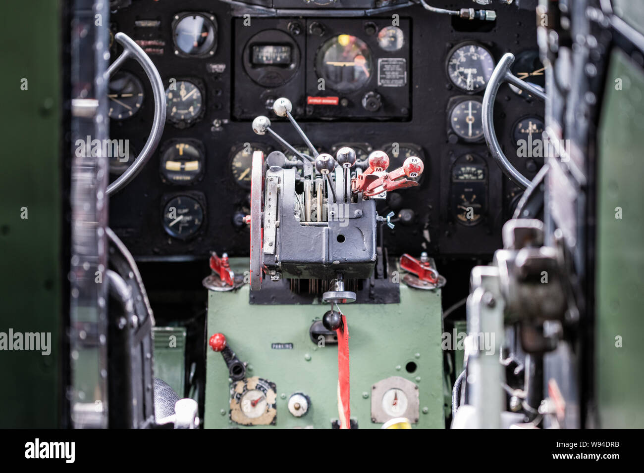 YORK, Großbritannien - 6 August 2019: WW 2 Douglas Dakota IV C-47 B Cockpit shot von innen an einem sonnigen Tag Stockfoto