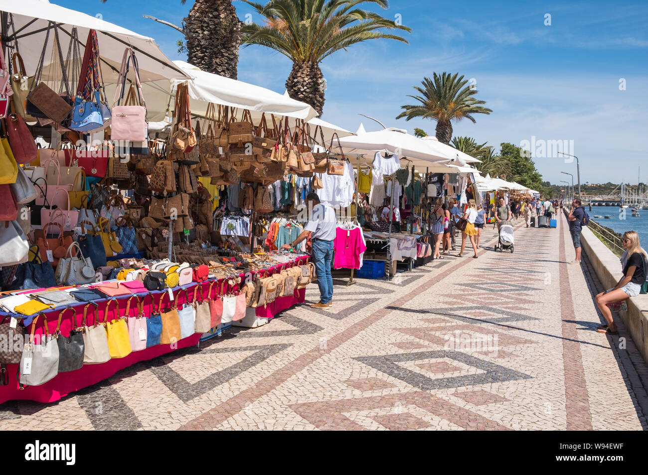 Markt Stände, Kork Produkte auf der Avenue dos Descobrimentos an der Algarve Lagos in Portugal Stockfoto