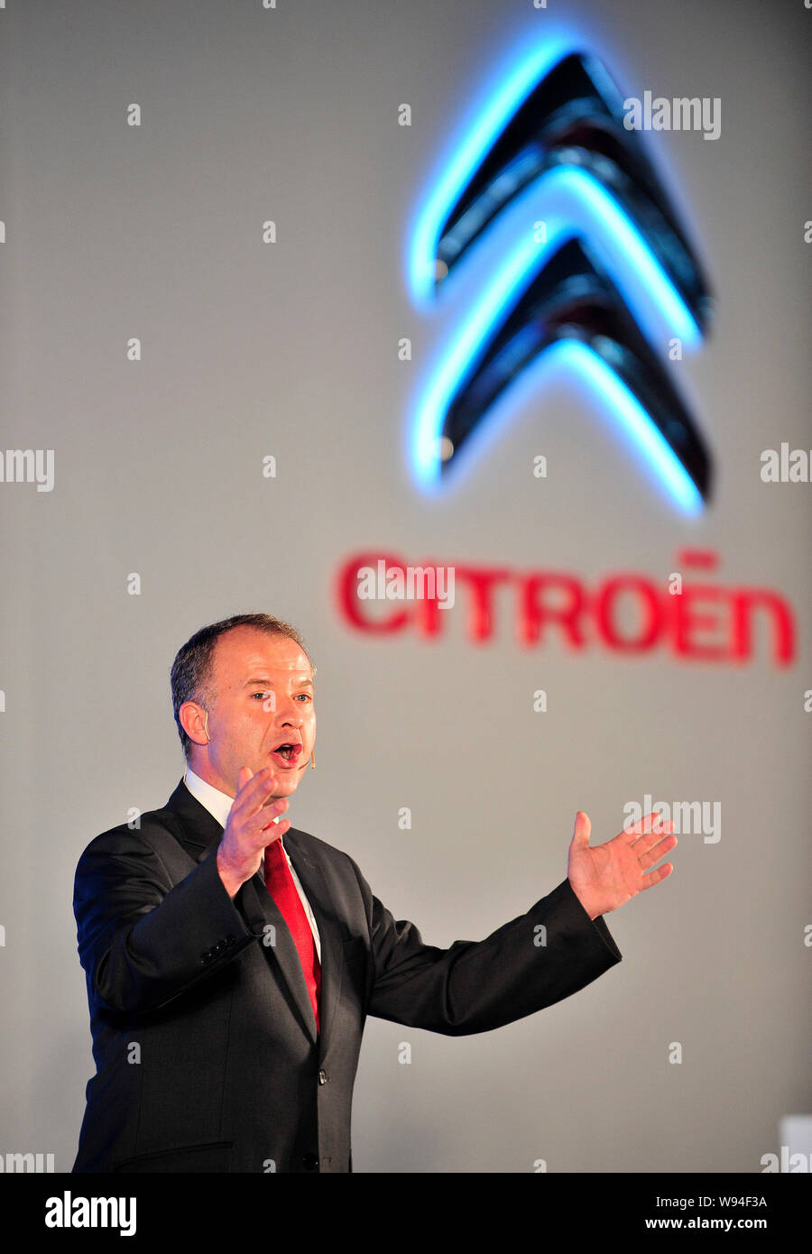 Jean Mouro, Deputy General Manager von Dongfeng Peugeot Citroen Automobile Co., Ltd., spricht bei der Eröffnung des Dritten automatische Anlage von Dongfe Stockfoto