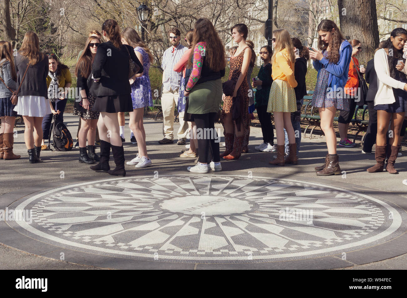 Die Abbildung zeigt ein junges Publikum von Teens die Gedenkstätte für John Lennon im Central Park. Stockfoto