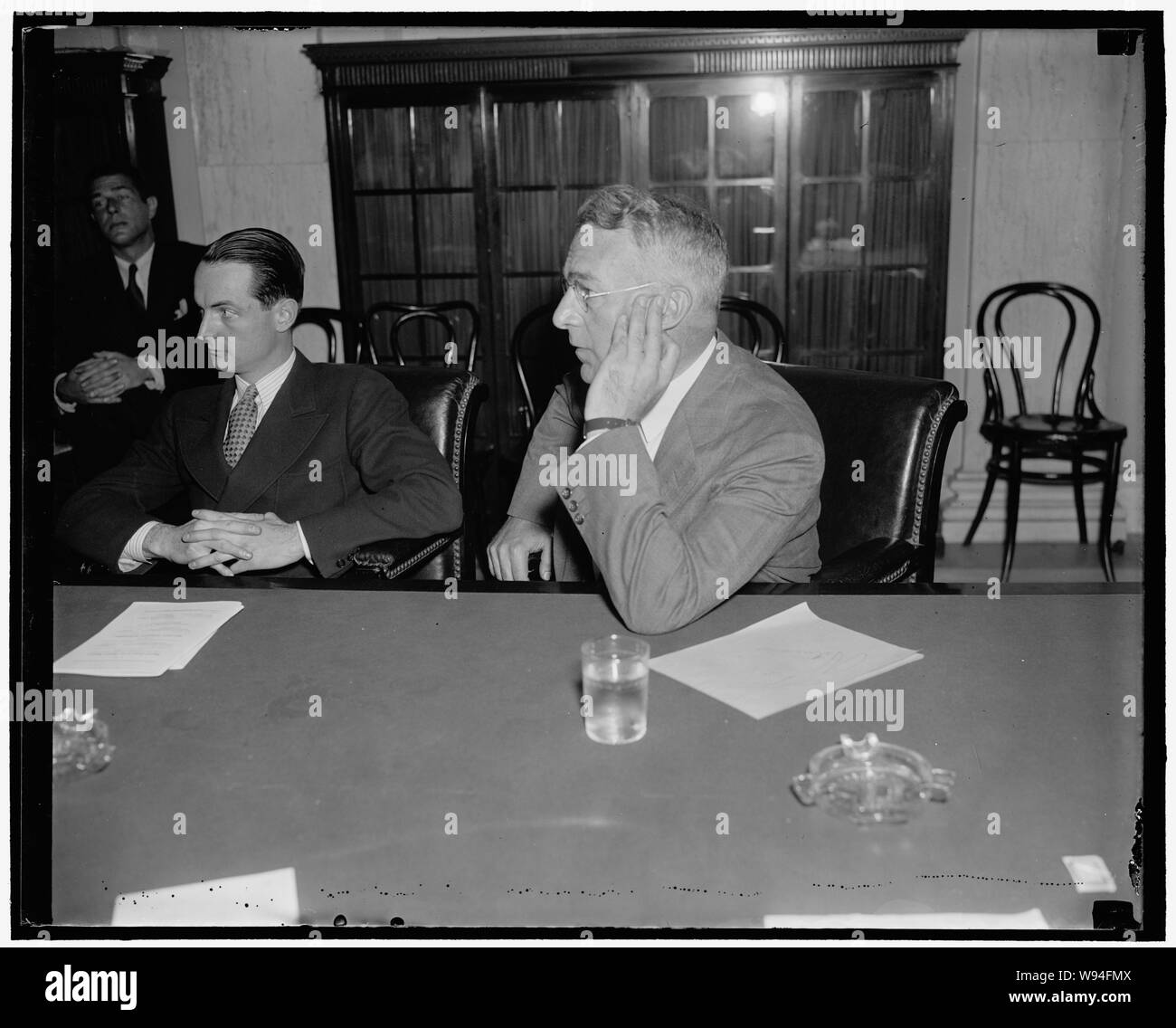 Gesteht Betrug zu Senatsausschuss. Washington, D.C., 13. Kenneth D. Sture, Vorsitzender des Vorstands der Chicago und Eastern Illinois Railroad, gestand vor dem Senat Railroad Finanzierung heute gab es Betrug in Verbindung mit einer RFC-Darlehen 1932 zu seiner Straße. Das betreffende Darlehen wurde im März 1932 vorgenommen, und beliefen sich auf etwa $ 3.600.000. Die angeblichen Betrügereien wurde im Antrag des Straße, als er angab, daß es erfolglos alle Quellen für privat kredite erschöpft hatte Stockfoto