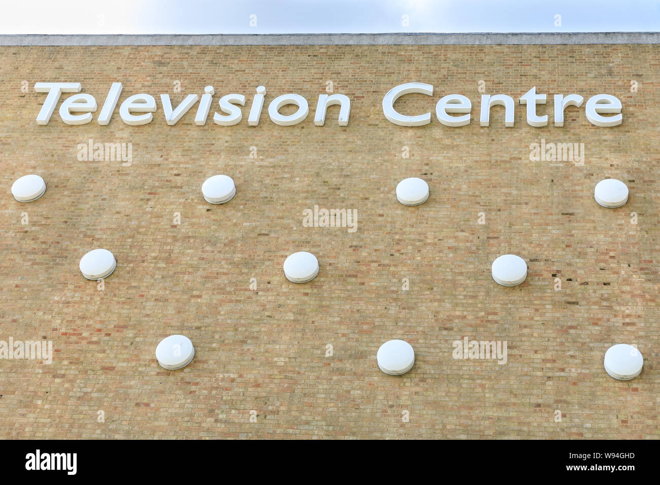 Logo und bei BBC Television Centre Gebäudekomplex in der Weißen Stadt, früheren Sitz der BBC, London, UK Stockfoto