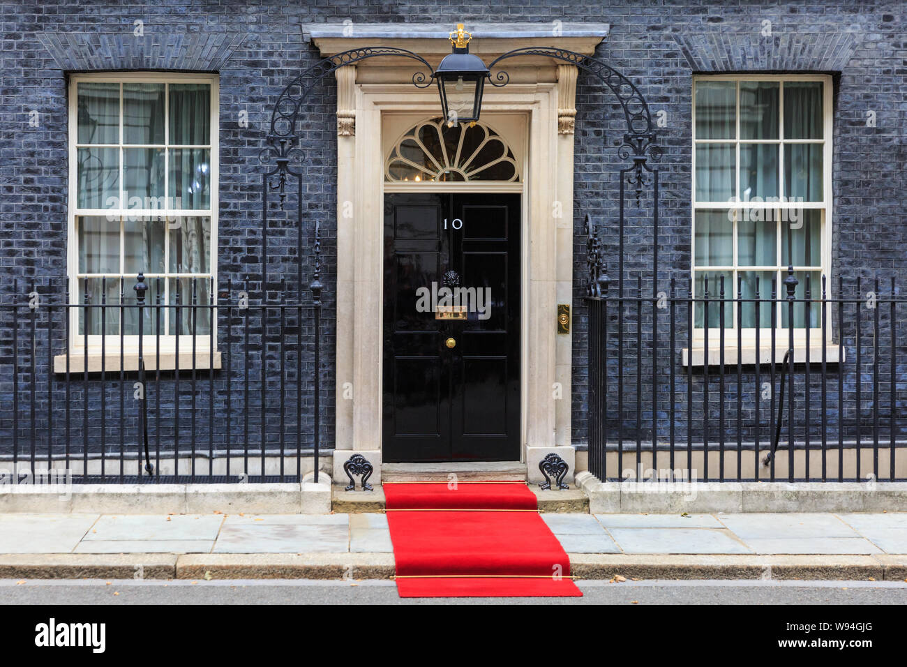 Ein roter Teppich ist außerhalb Downing Street Nr.10 für ein Staatsoberhaupt besuchen, London, UK installiert Stockfoto