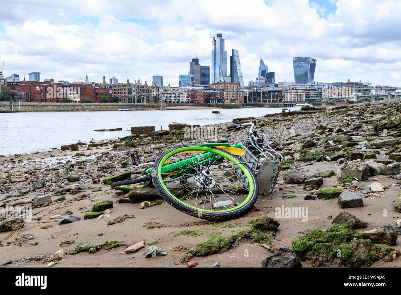 Eine Limebike mieten Fahrrad, in der Themse gedumpten und angeschwemmte am Ufer bei Ebbe, Blackfriars, London, UK Stockfoto