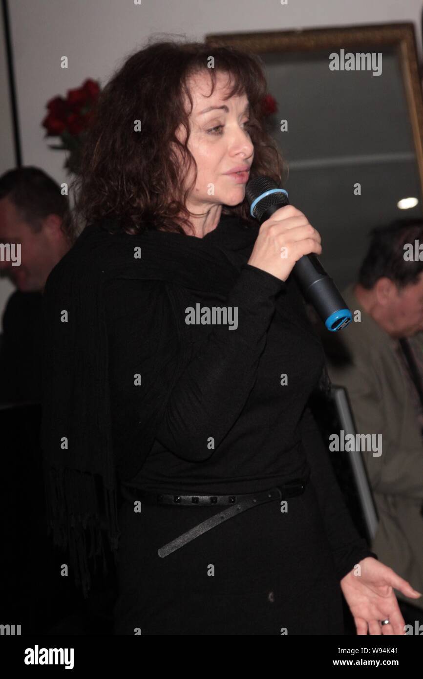 Französische Sängerin Jil Aigrot singt während einer Pressekonferenz von ihrem Konzert für den Film, La Vie En Rose, in Taipei, Taiwan, 4. März 2013. Stockfoto