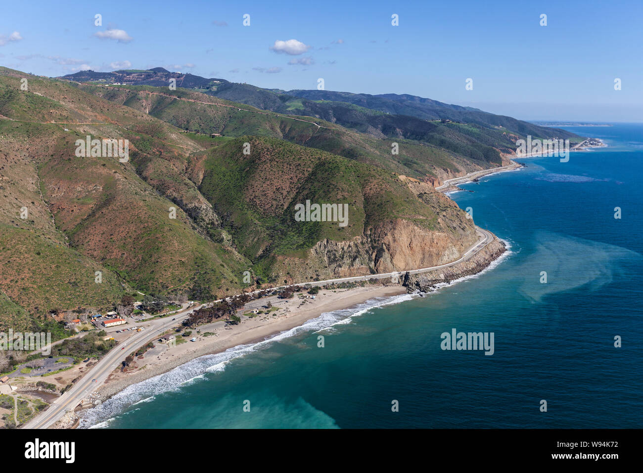 Luftaufnahme von Pacific Coast Highway und Bergahorn Cove Beach nördlich von Malibu und Los Angeles in Südkalifornien. Stockfoto